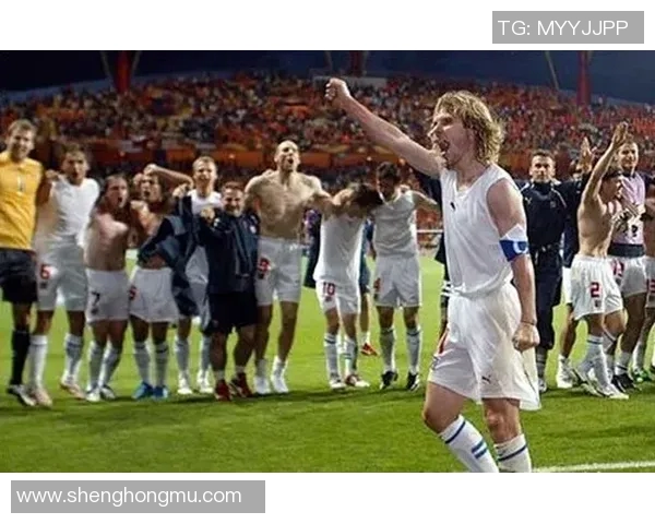 欧洲杯足球肥包球星卡收藏热潮掀起球迷激情打造经典回忆